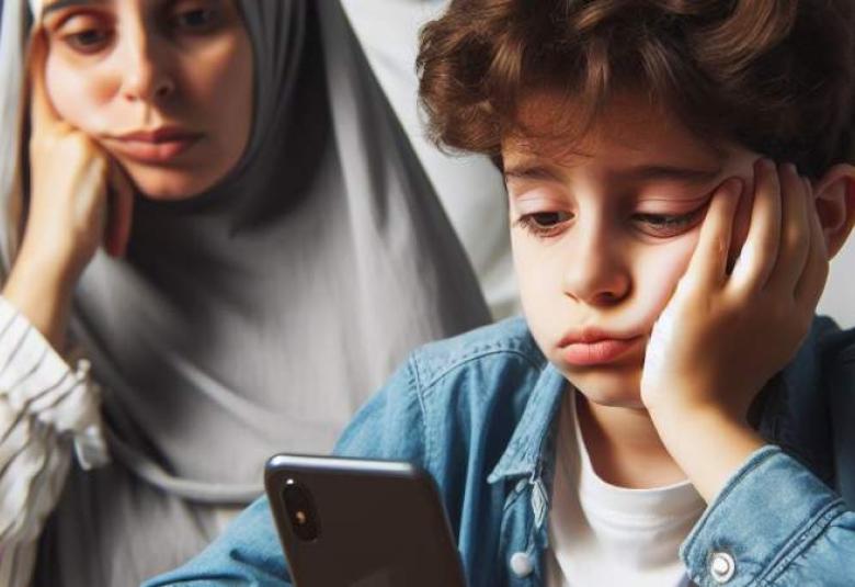 
<span>الهاتف “الذكي” وتفكك الأسرة</span>
